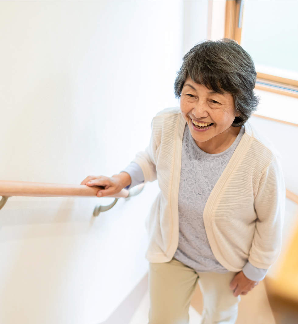 しゃがみ・正座ができるようになり<br> 階段の昇り降りもラクに